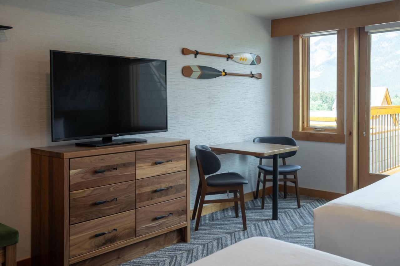 Hotel Canoe And Suites Банф Экстерьер фото