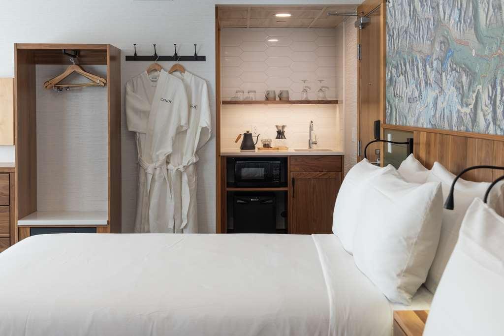 Hotel Canoe And Suites Банф Номер фото