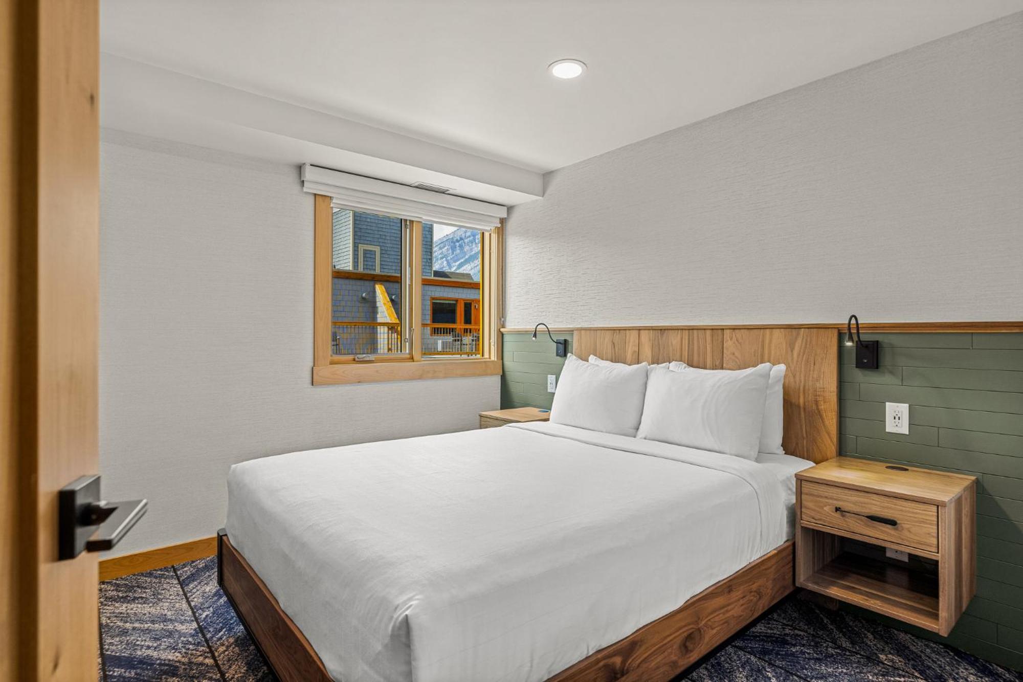 Hotel Canoe And Suites Банф Экстерьер фото