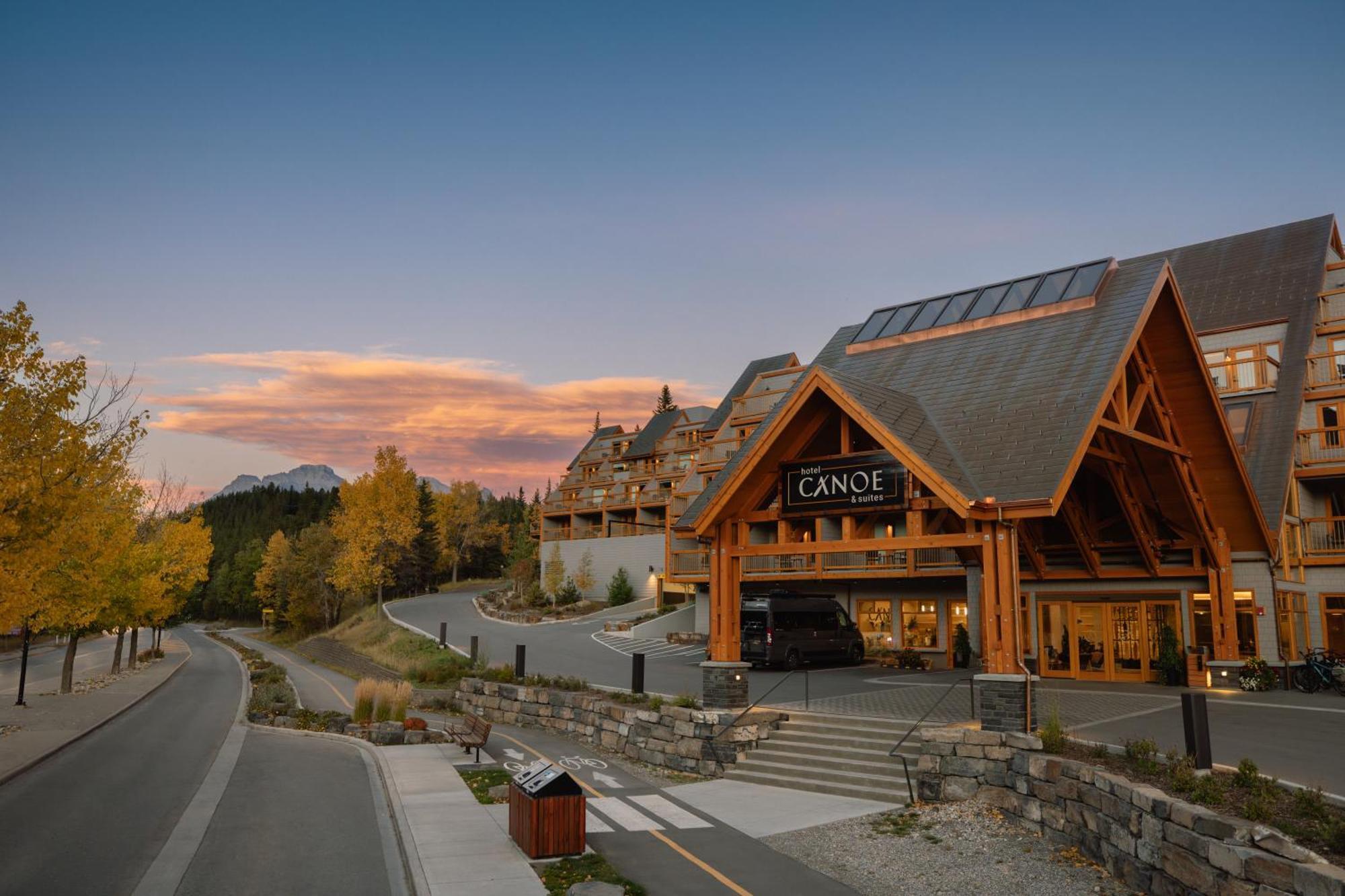 Hotel Canoe And Suites Банф Экстерьер фото
