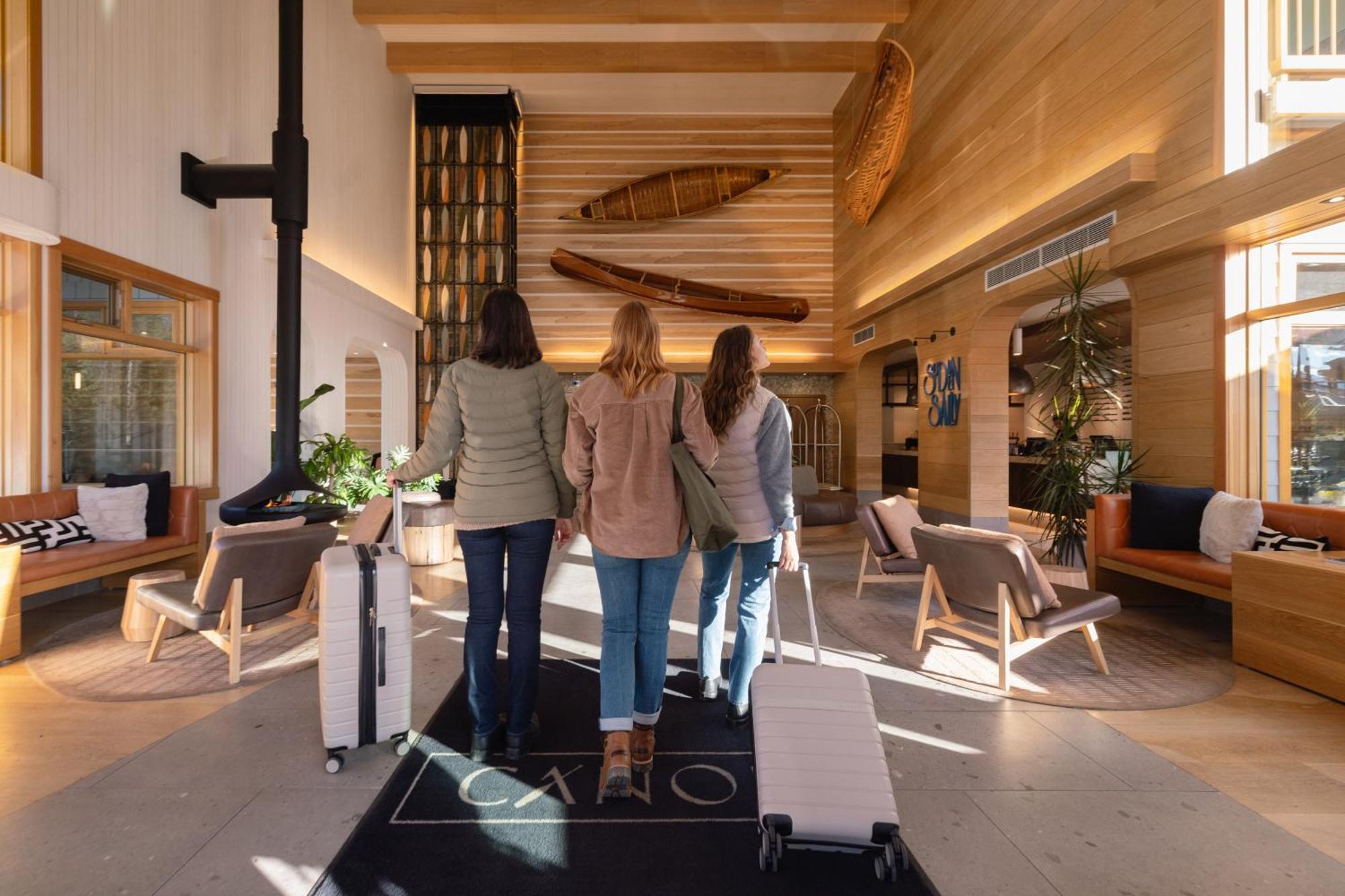Hotel Canoe And Suites Банф Экстерьер фото